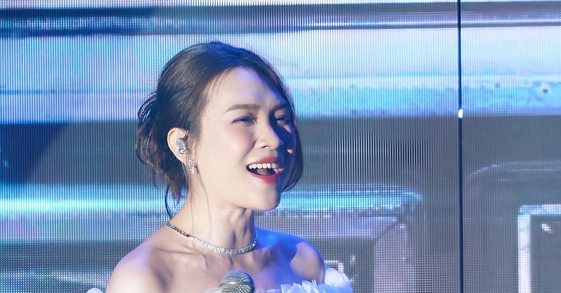 Mỹ Tâm 44 tuổi vẫn trẻ, hoa hậu 4 con Jennifer Phạm quá đẹp