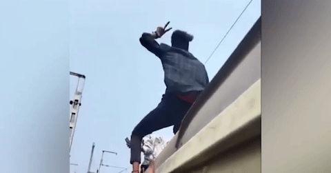 Nhóm sinh viên liều mình đu bám trên nóc tàu hỏa đang chạy để quay video