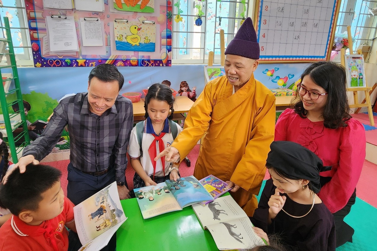 Tặng tủ sách cho học sinh vùng cao lan toả văn hoá đọc