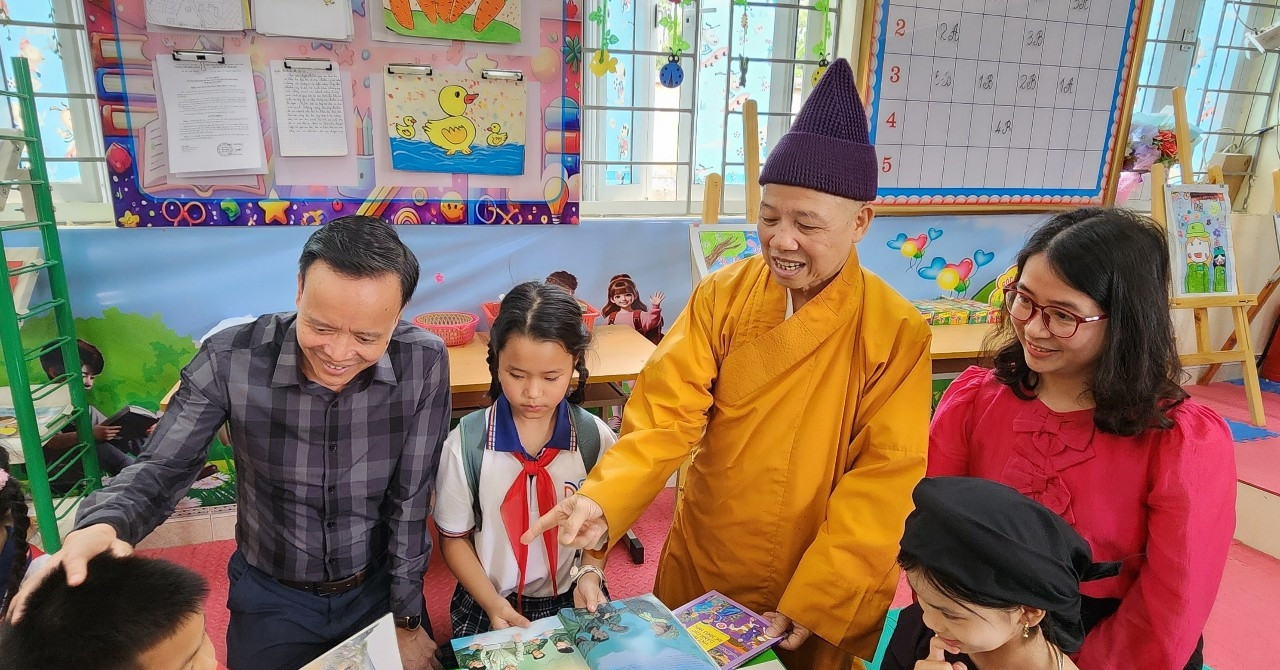 Tặng tủ sách cho học sinh vùng cao lan toả văn hoá đọc
