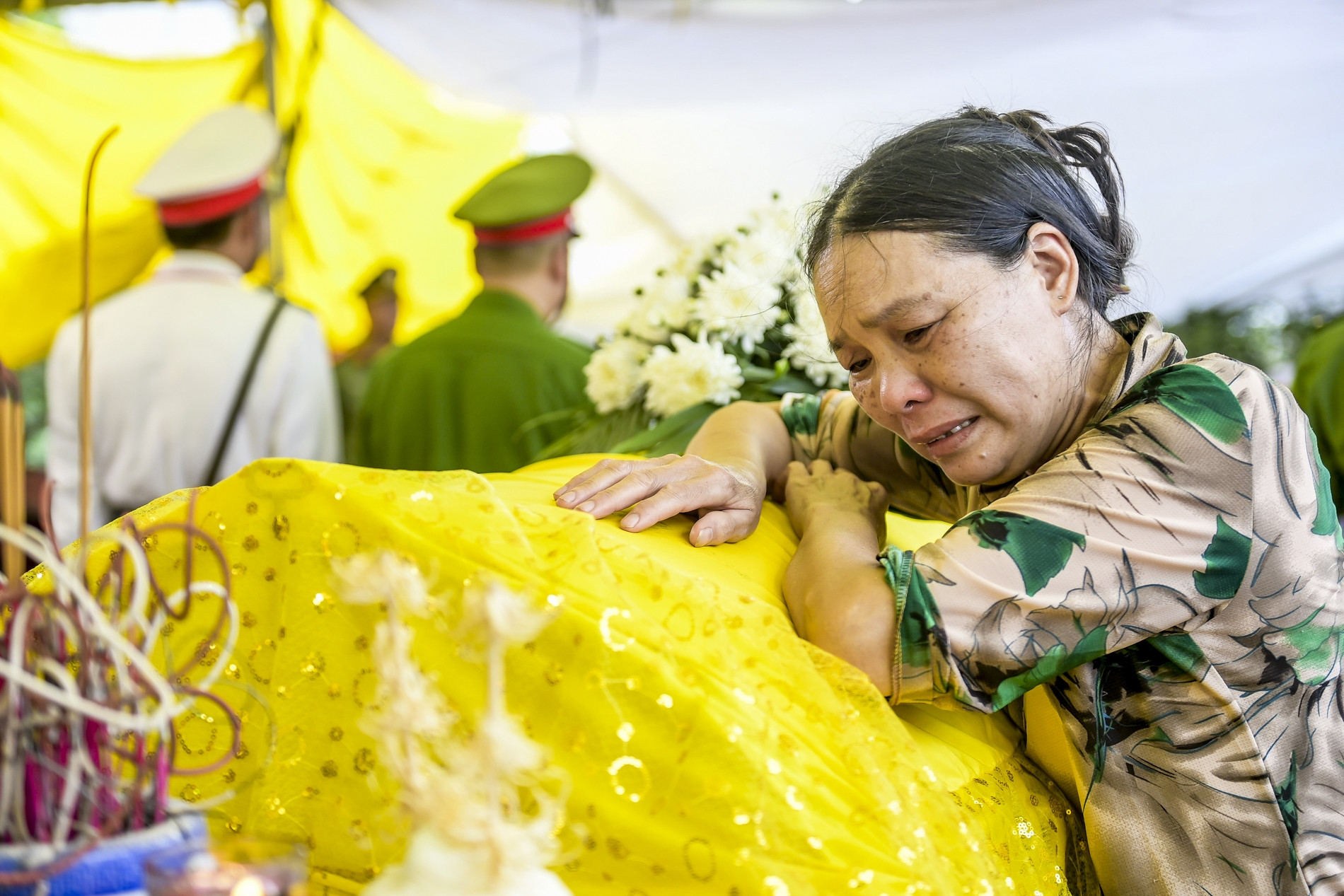 Thắt lòng hình ảnh người thân ôm linh cữu Thiếu tá hy sinh khi đánh án ma túy