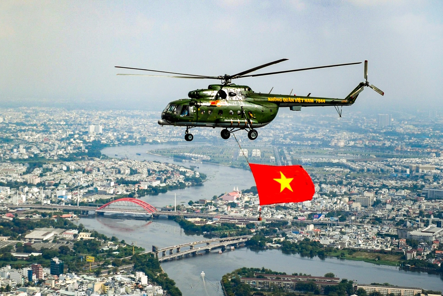 TPHCM tuyệt đẹp dưới bóng cờ Đảng, cờ Tổ quốc nhìn từ trực thăng