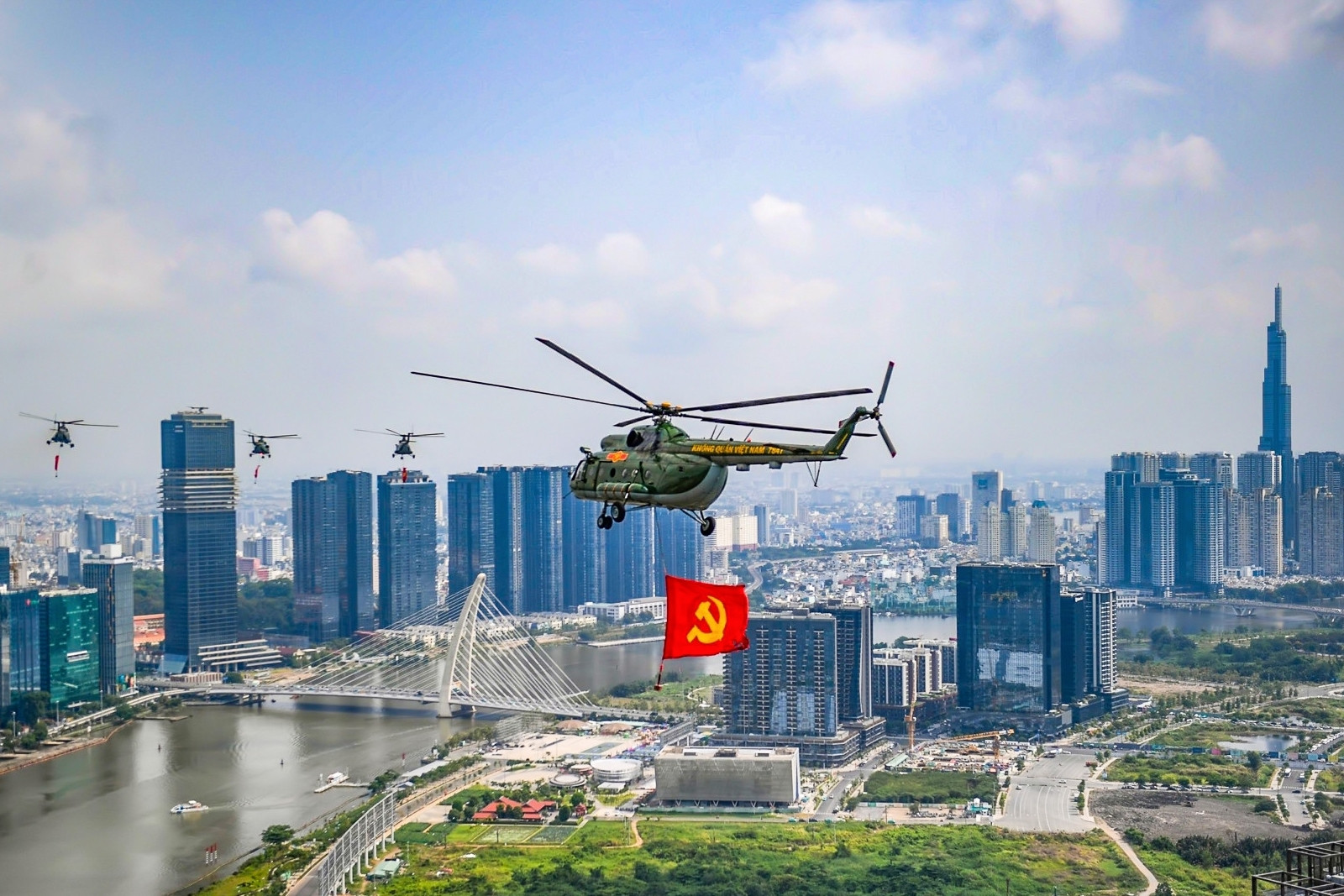 TPHCM tuyệt đẹp dưới bóng cờ Đảng, cờ Tổ quốc nhìn từ trực thăng