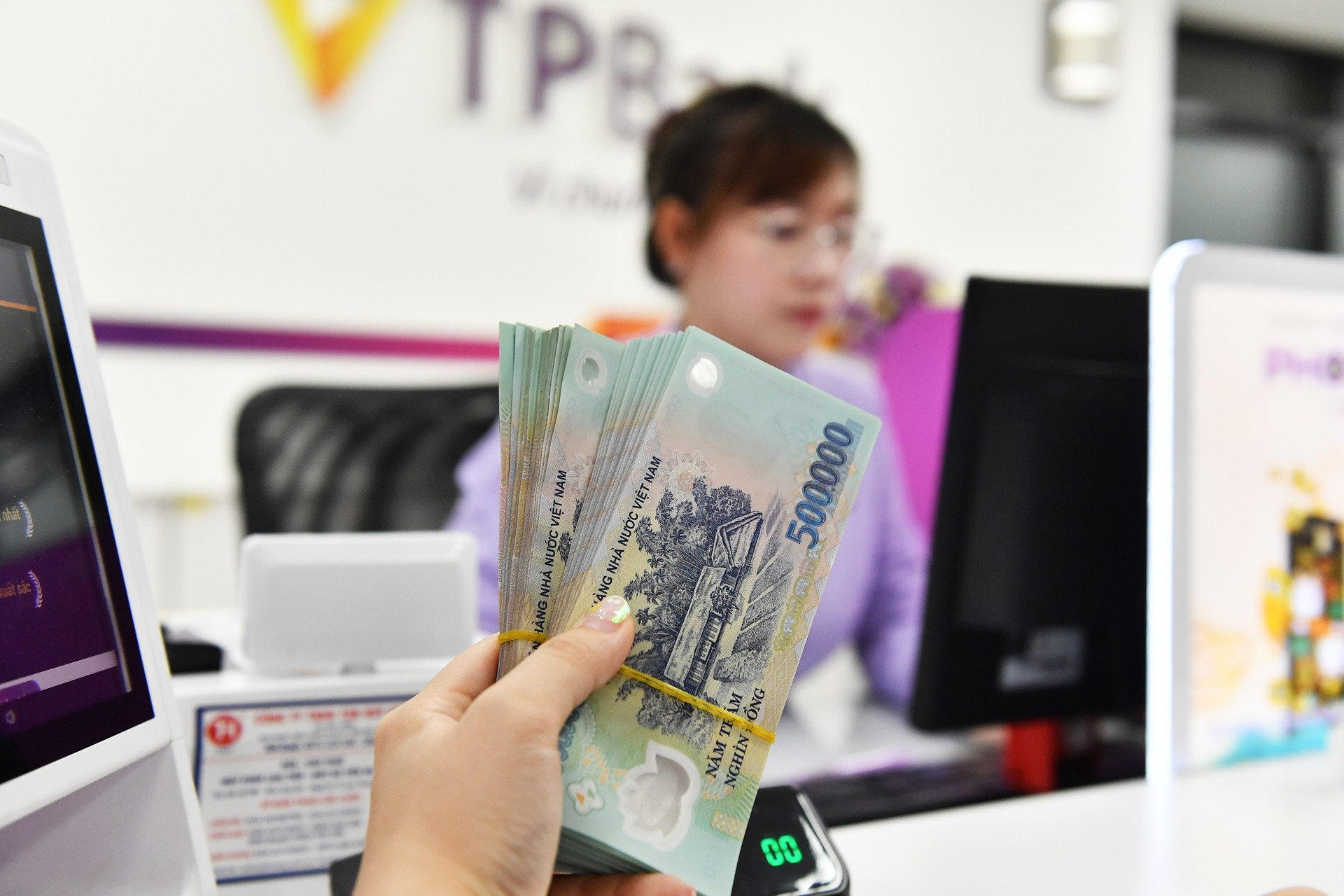 Xử phạt hành chính một ngân hàng liên quan đến trái phiếu