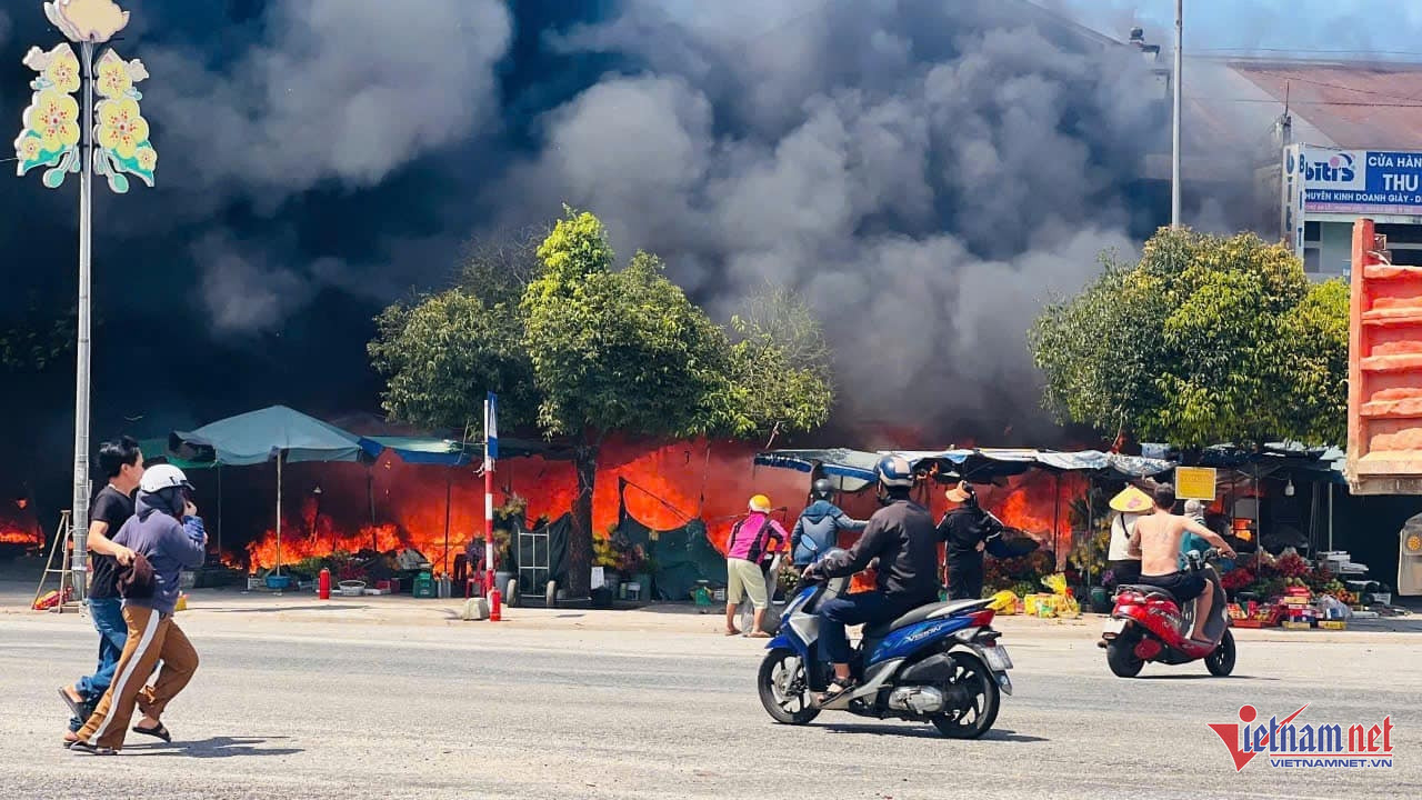 W-Lửa cùng côt khói cao hàng chục mét bao trùm chợ An Lỗ.jpeg