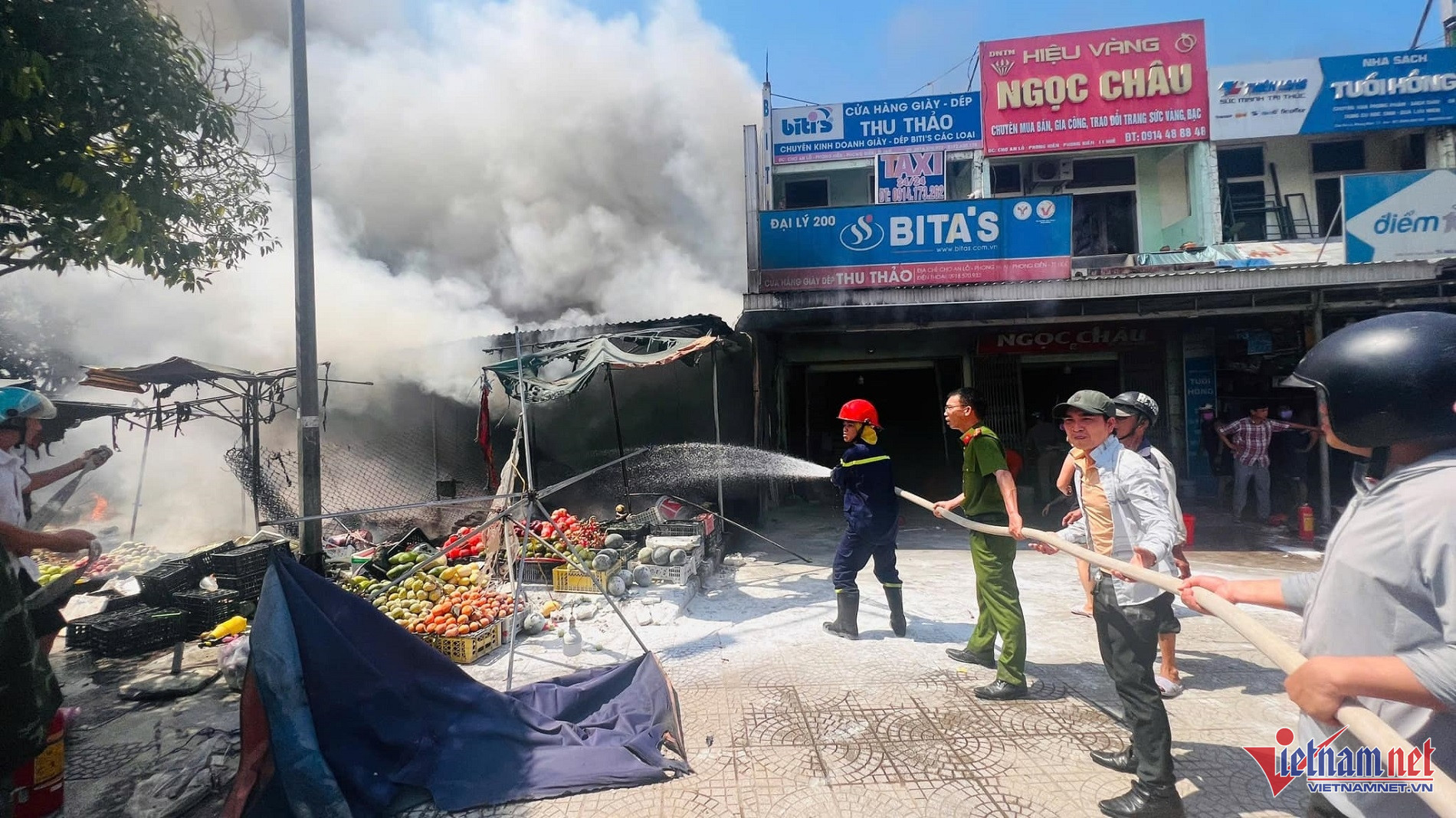 W-Lực lượng chức năng nỗ lực khống chế vụ hoả hoạn.jpeg