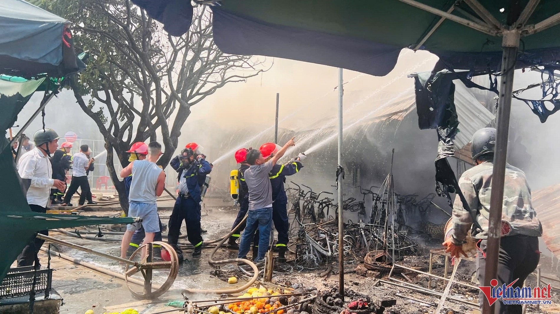 W-Nhiều tài sản, gian hàng bị lửa thiêu rụi.jpeg