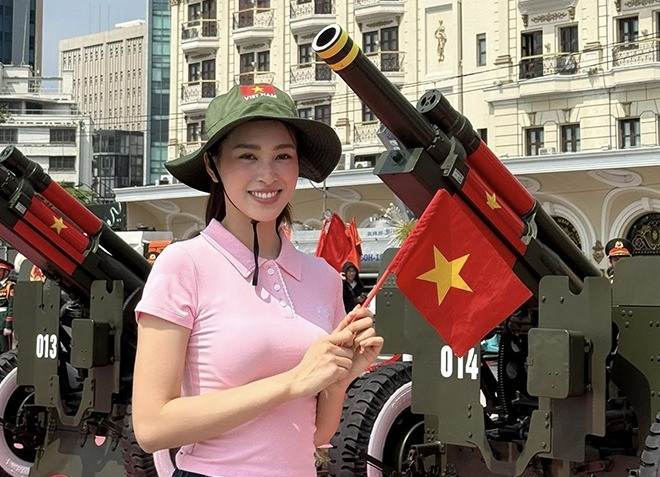 Hoa hậu Thanh Thủy tập luyện diễu hành 30/4, Tiểu Vy chụp hình với dàn đại bác