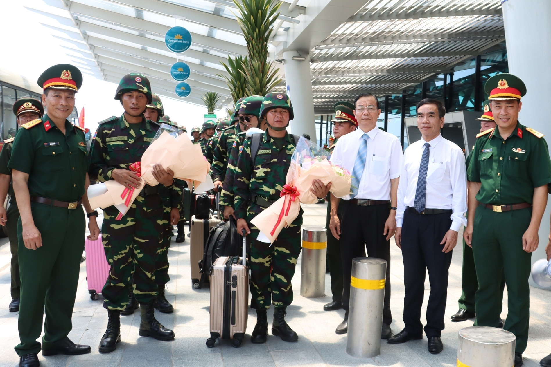 Quân đội Lào đến Việt Nam tham gia diễu binh, diễu hành 30/4