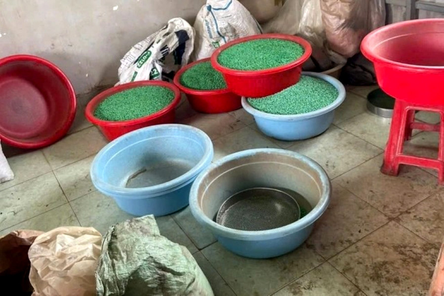 a1Bên trong cơ sở sản xuất thuốc.jpg