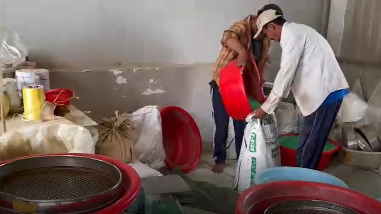 a2Bên trong cơ sở sản xuất thuốc.jpg