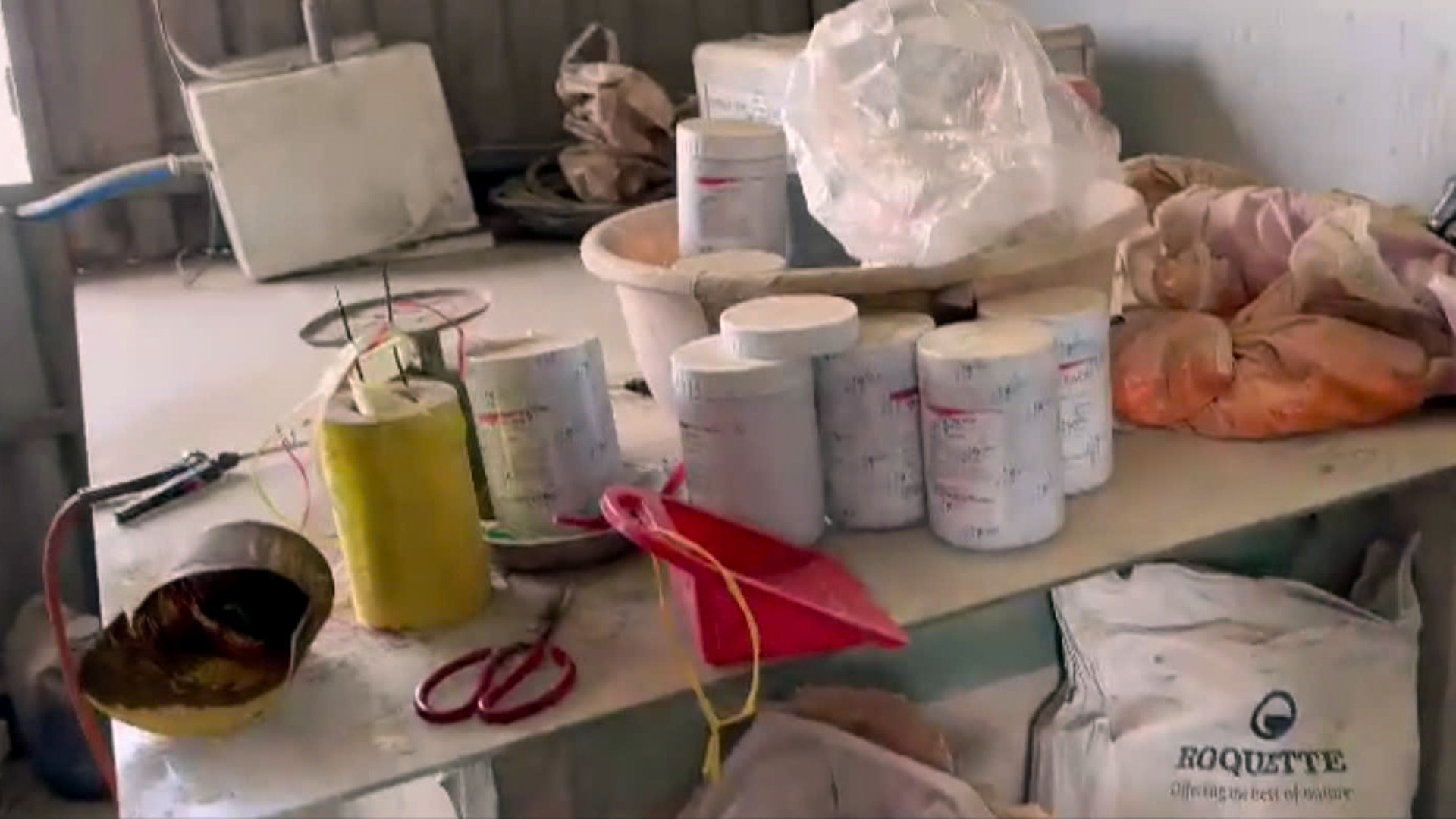 a3Bên trong cơ sở sản xuất thuốc.jpg