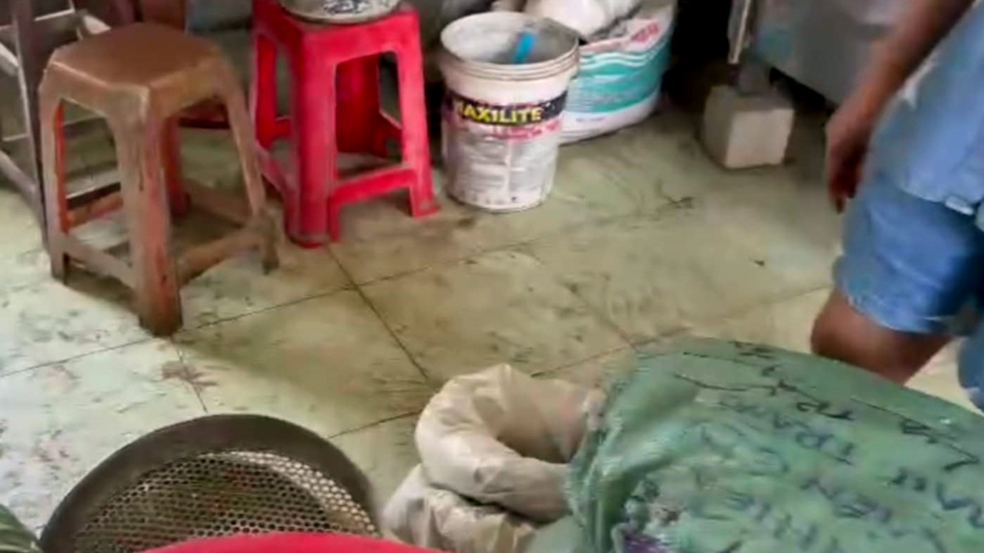 a4Bên trong cơ sở sản xuất thuốc.jpg