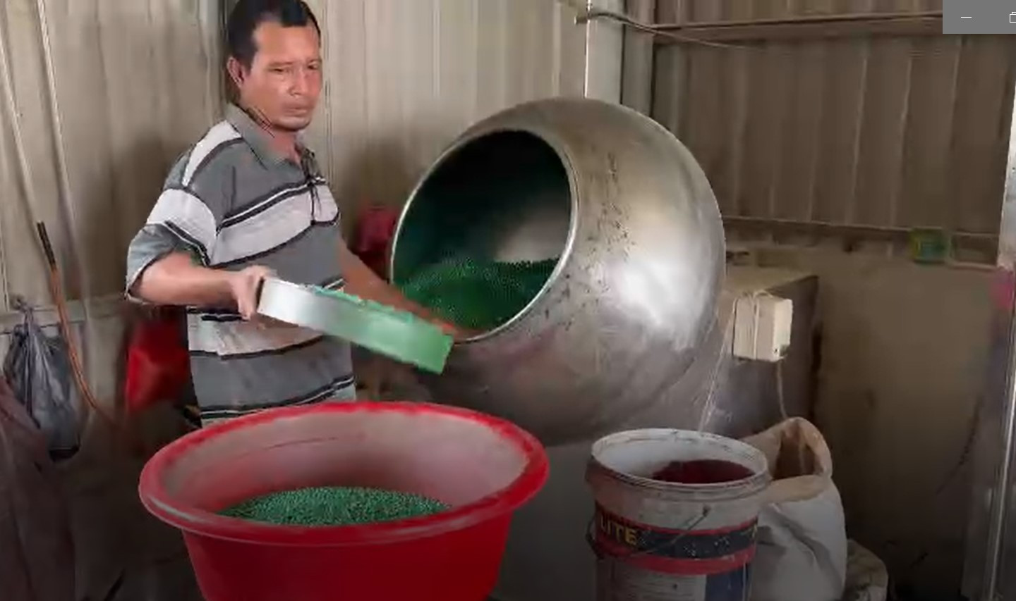 a6Bên trong cơ sở sản xuất thuốc.jpg