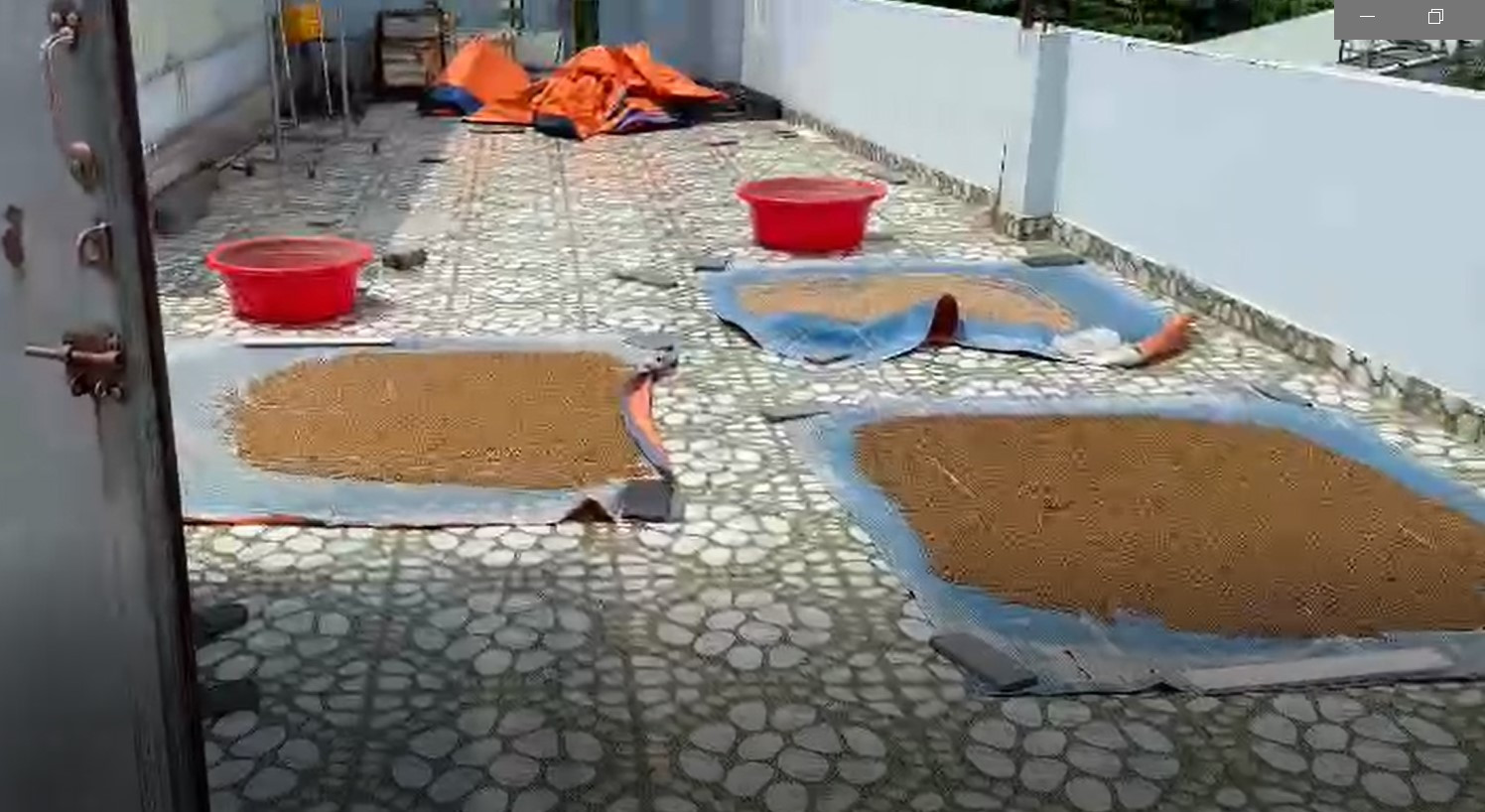 a7Bên trong cơ sở sản xuất thuốc.jpg