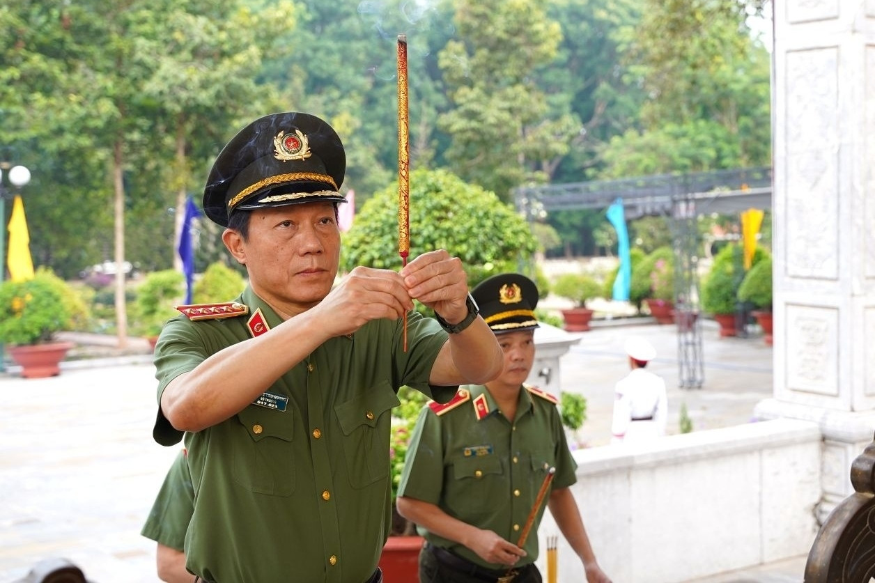 Bộ trưởng Lương Tam Quang dâng hương các Anh hùng liệt sĩ tại Tây Ninh