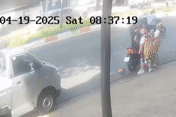 Clip người phụ nữ đi xe máy gặp tai nạn bất ngờ sau phút bất cẩn của cháu bé