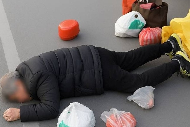 Cụ ông 87 tuổi ngã không ai giúp, gia đình kiện người qua đường đòi 4,9 tỷ đồng