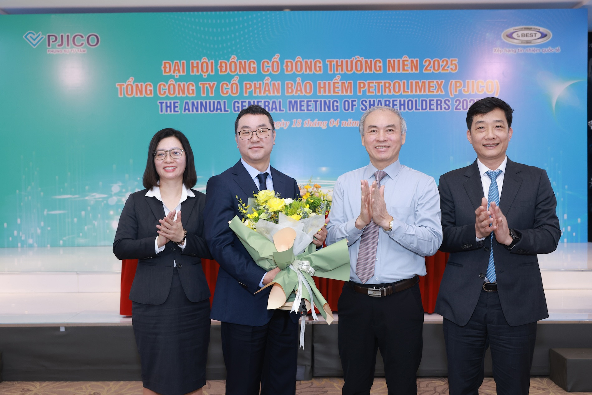 Đại hội tặng hoa cho đại diện ủy quyền của ông Choi Sung Jin (SFMI) giữ chức Thành viên Hội đồng Quản trị PJICO.JPG