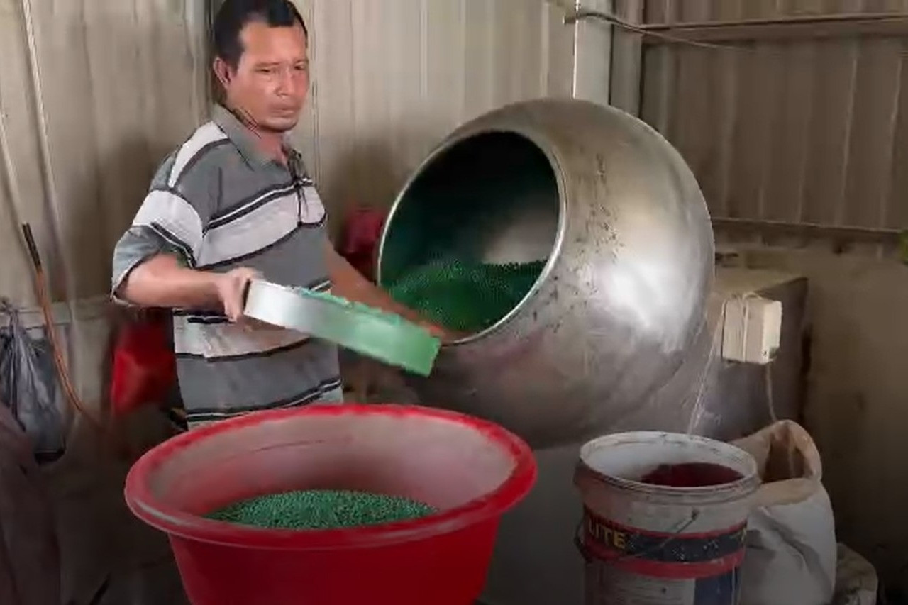 Điều khó tin tại xưởng sản xuất thuốc giả bằng phụ gia và than tre