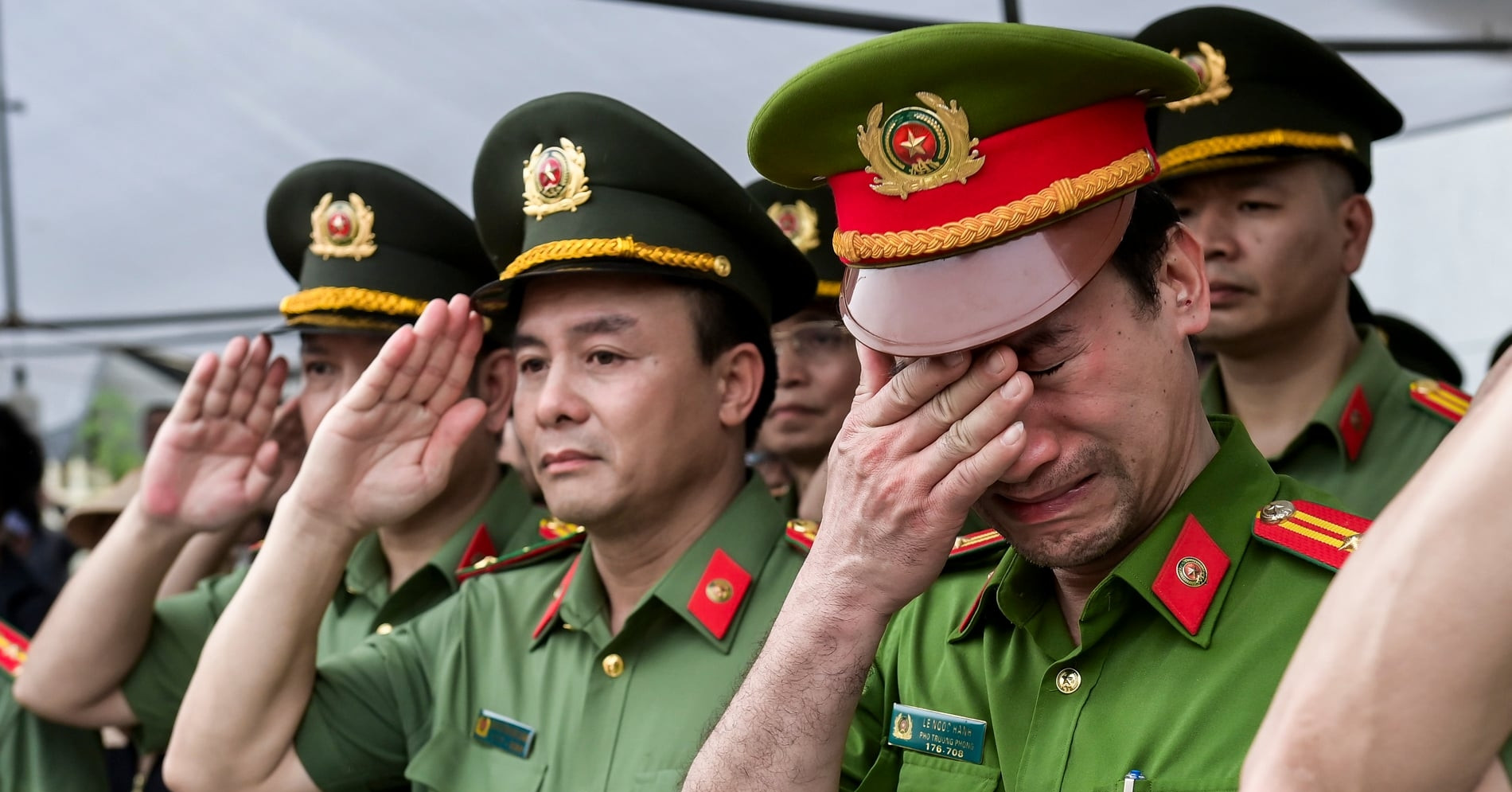 Dòng người tiễn đưa thiếu tá công an hy sinh về đất mẹ Hưng Yên