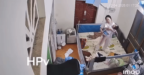 Người mẹ đang bế con bỗng ngất lịm vì kiệt sức: Nhiều đêm chỉ được ngủ 5 phút