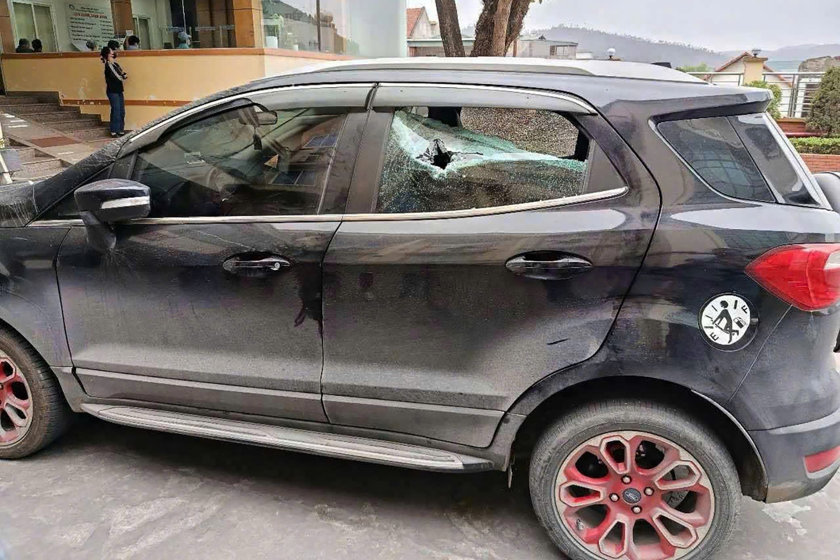 Ô tô chở cảnh sát bị bắn thủng kính vụ truy bắt nhóm buôn ma tuý ở Quảng Ninh