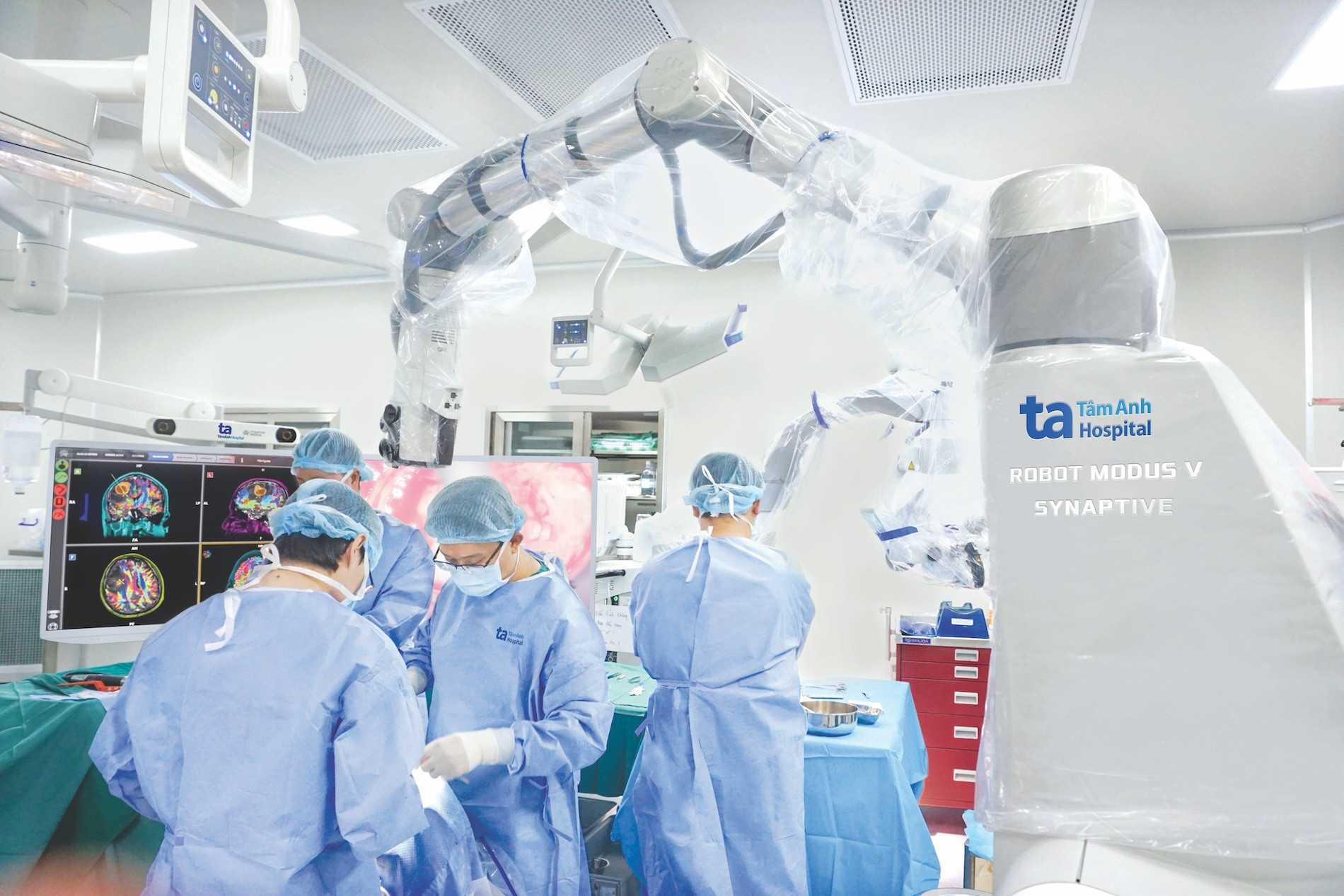 ThS.BS.CKII Chu Tấn Sĩ, Trưởng Khoa Phẫu thuật Thần kinh, Trung tâm Khoa học Thần kinh, Bệnh viện Đa khoa Tâm Anh TP.HCM,cùng êkip phẫu thuật đang thực hiện loại bỏ u não.jpg