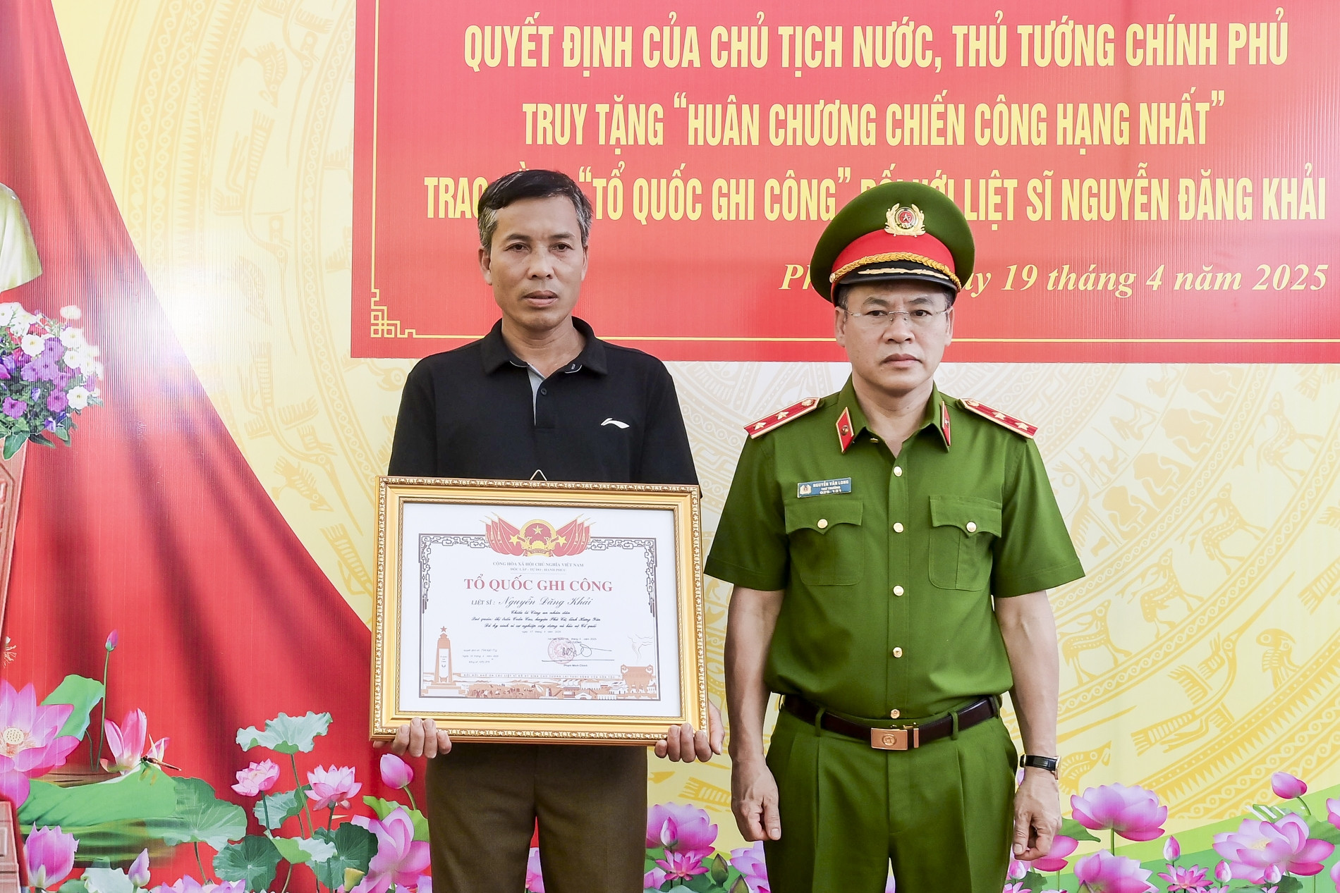 Trao bằng 'Tổ quốc ghi công' cho thân nhân liệt sỹ Nguyễn Đăng Khải