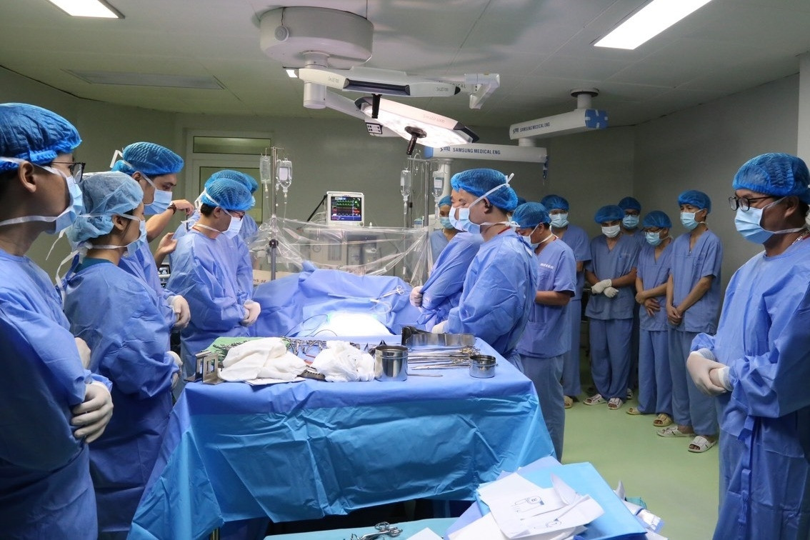 Nghẹn ngào khoảnh khắc mẹ từ biệt con trai duy nhất trong phòng mổ