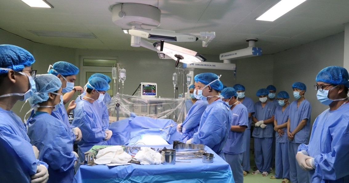 Từ biệt con trai duy nhất, phút gặp bé gái nhận tạng xốn xang như đón con trở về