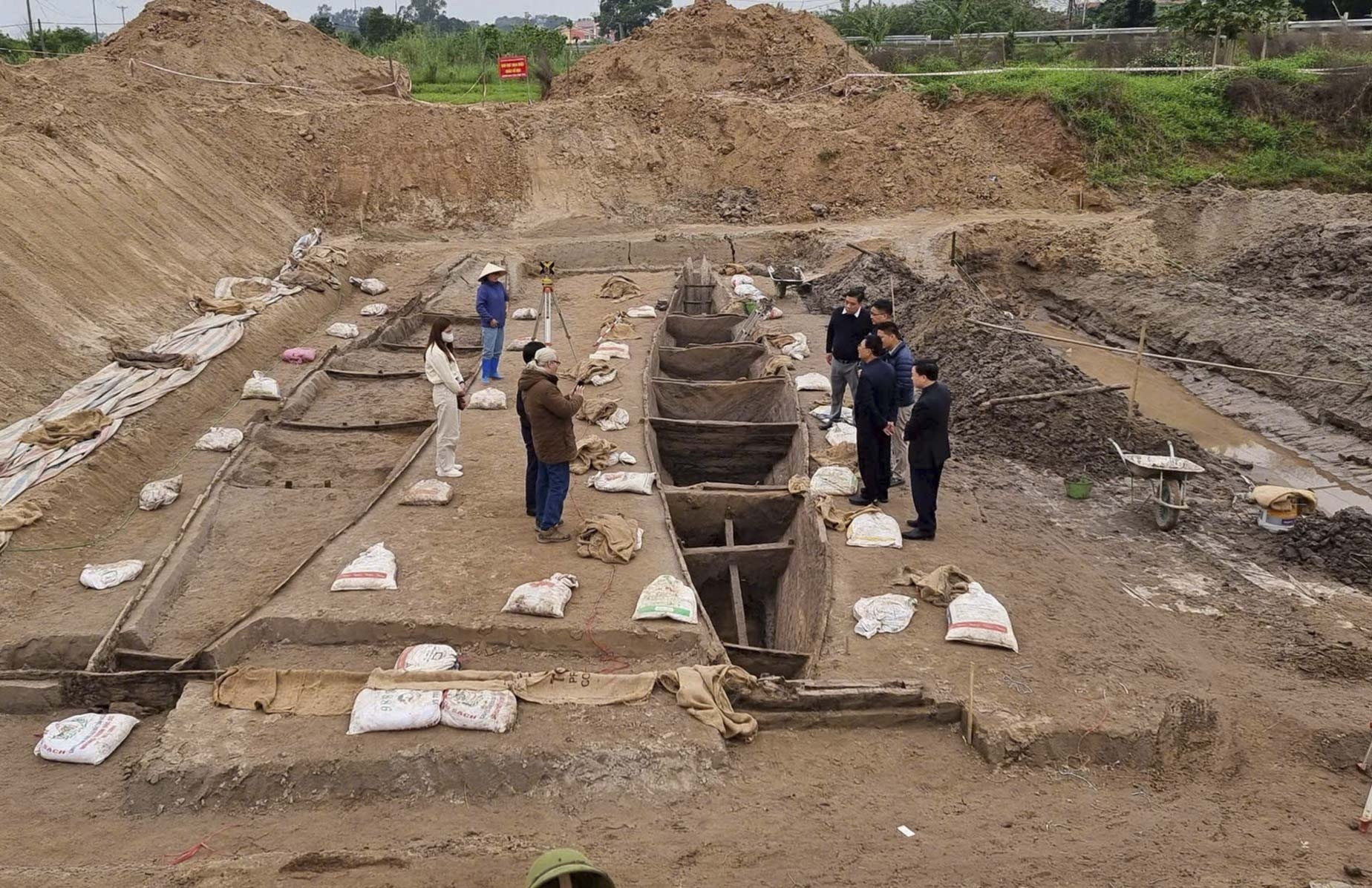 Xuất hiện vết cháy trên thân thuyền cổ độc nhất vô nhị mới phát hiện ở Bắc Ninh