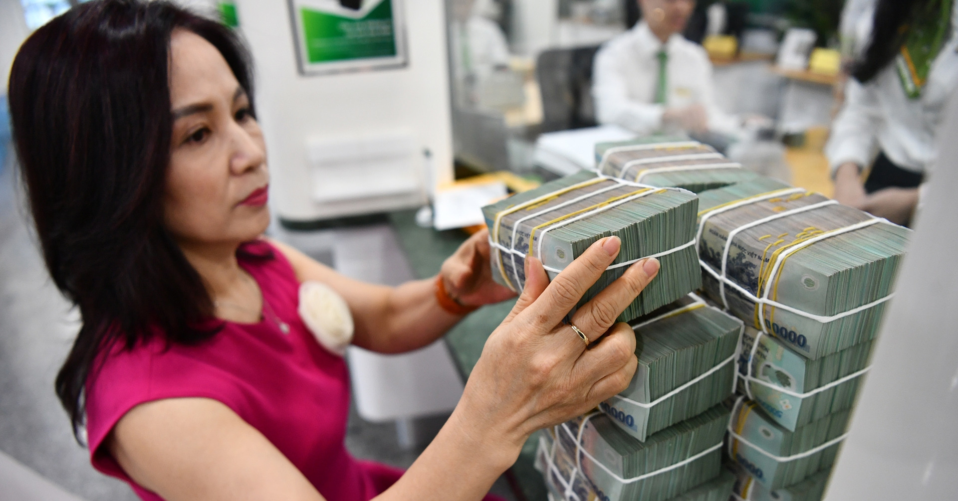 Lãi suất ngân hàng hôm nay 2/4/2025: Lên đến 6,2% nếu đáp ứng tiêu chí nhà băng