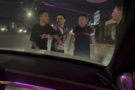 Bản tin chiều 2/4: Nhóm người chặn ô tô rồi ẩu đả, bé trai 2 tuổi bị chấn thương