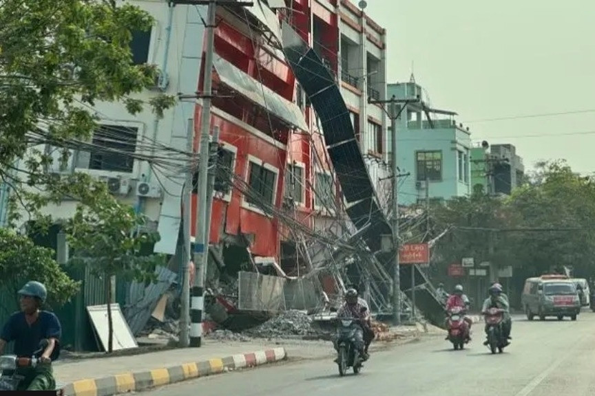 5 ngày sau động đất, các tòa nhà ở Myanmar tiếp tục đổ sập