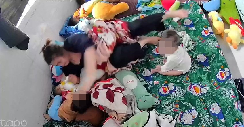 Bảo mẫu liên tục tát 'bôm bốp' vào đầu, mặt bé gái khoảng 1 tuổi