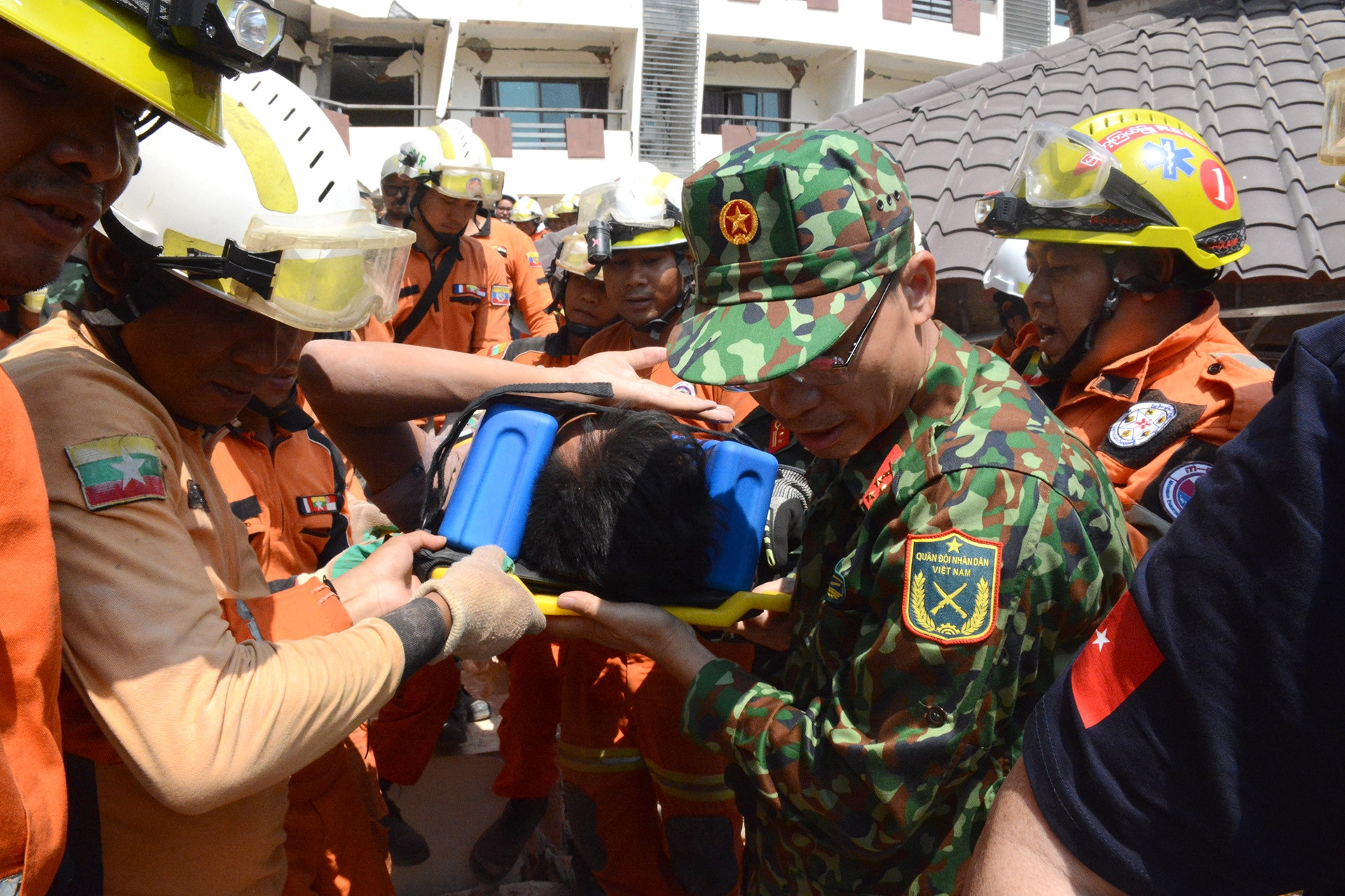 Bộ đội Việt Nam phối hợp cứu sống thanh niên mắc kẹt 5 ngày sau động đất ở Myanmar