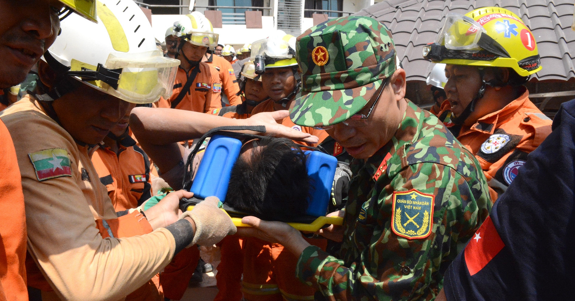 Bộ đội Việt Nam phối hợp cứu sống thanh niên mắc kẹt 5 ngày sau động đất ở Myanmar