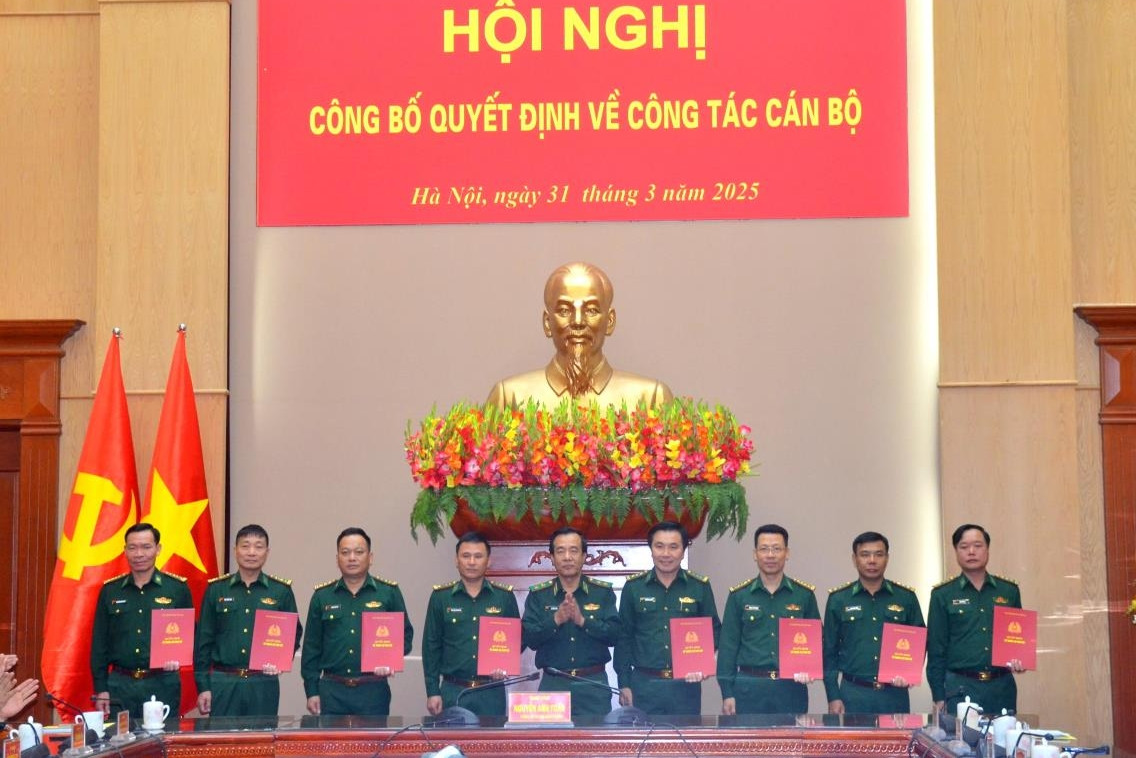 Bộ Tư lệnh Bộ đội Biên phòng trao quyết định về công tác cán bộ