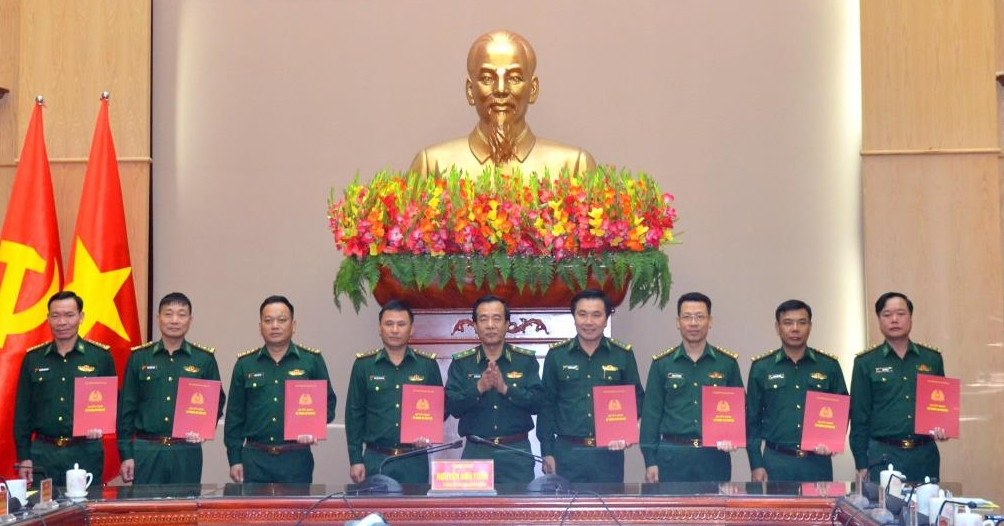 Bộ Tư lệnh Bộ đội Biên phòng trao quyết định về công tác cán bộ