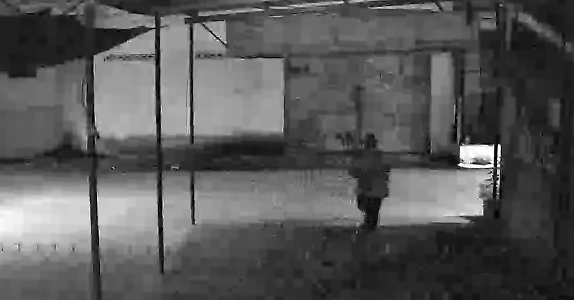 Camera ghi cảnh người đàn ông nghi phóng hỏa nhà dân giữa đêm