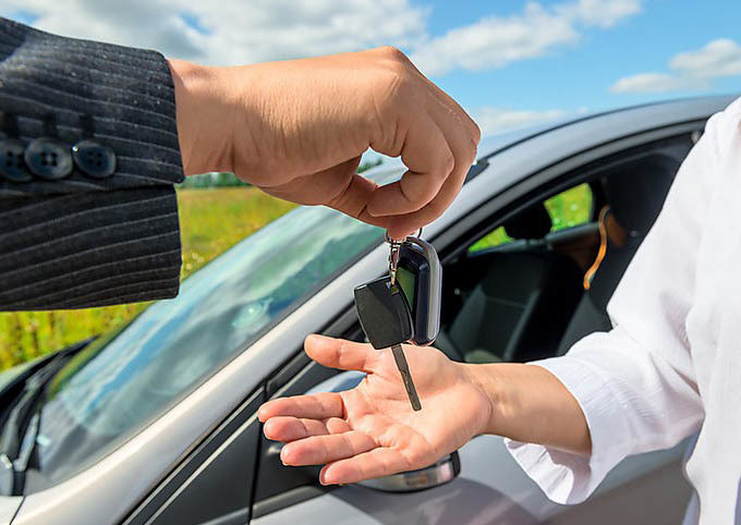 cho muon o to chu xe nao cung can rang dua chia khoa.jpg