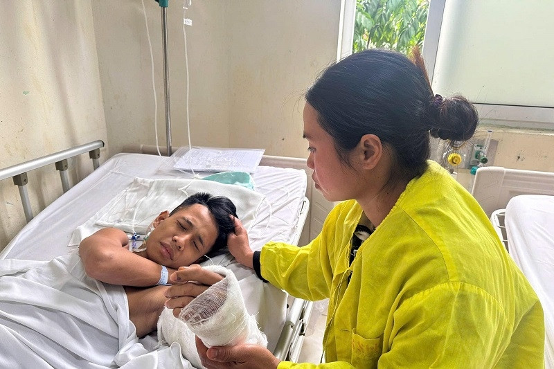 Con trai bị tai nạn, bố mẹ nghèo không có nổi 5 triệu đồng nộp viện phí