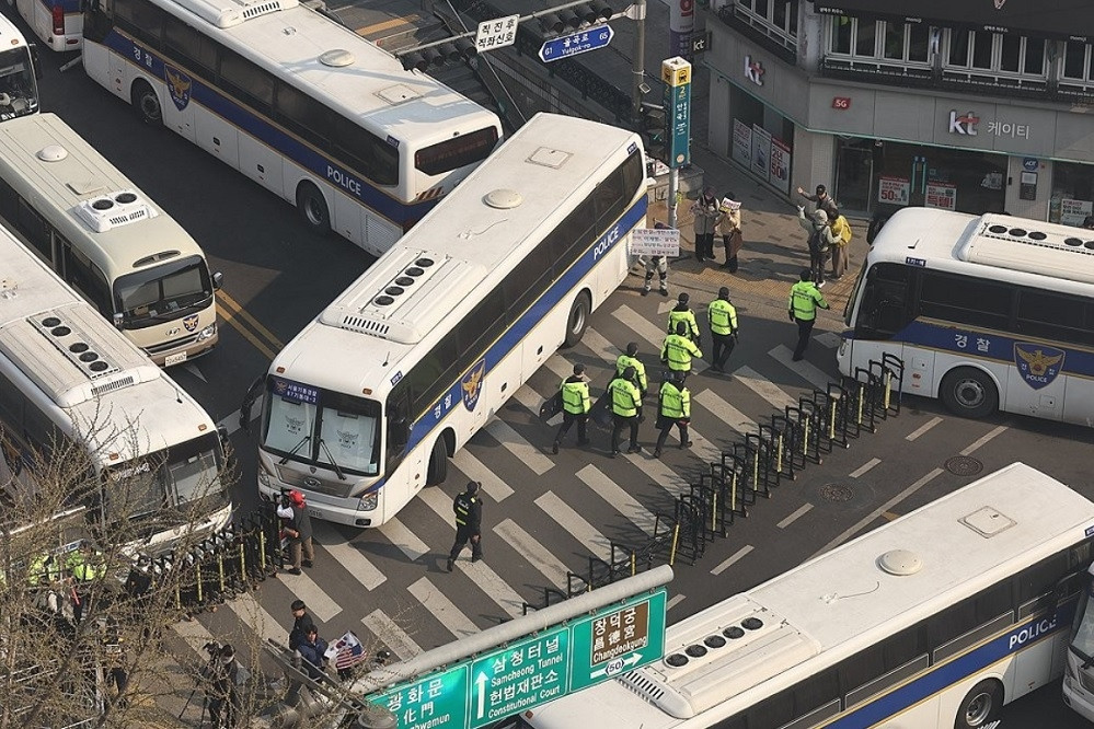 Hình ảnh hàng rào chắn bằng xe buýt trước ngày phán quyết Tổng thống Yoon