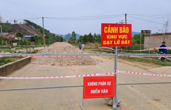 'Hố tử thần' nuốt đá san lấp, nguy cơ mở rộng thêm ở Bắc Kạn