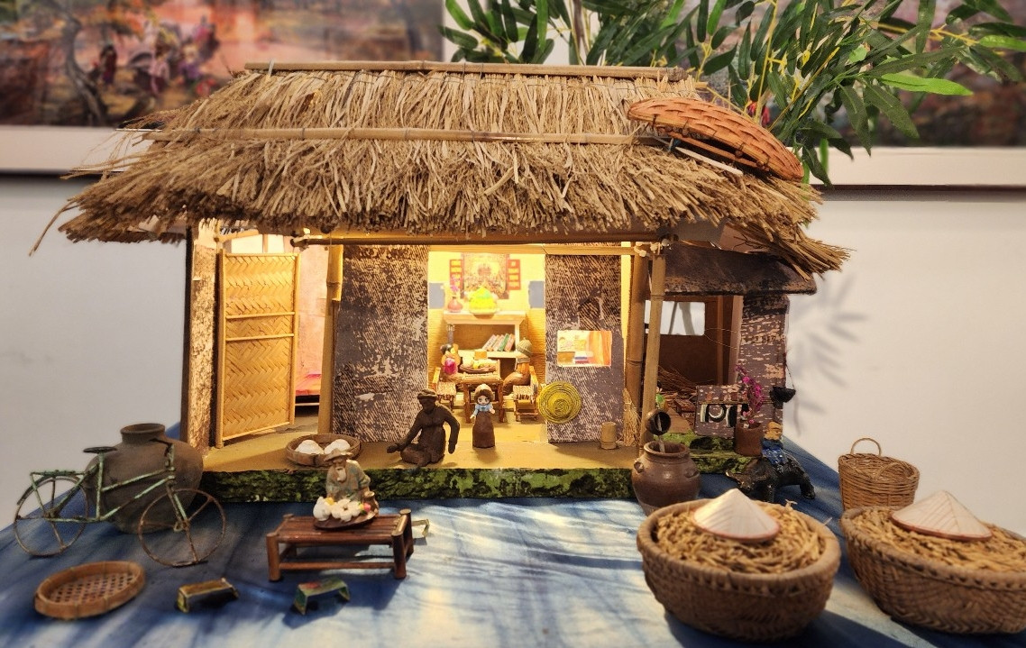 Hoạ sĩ dành cả thanh xuân để 'nghe vải kể chuyện'