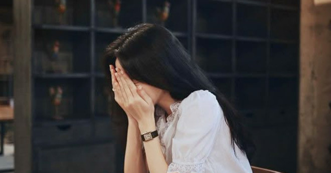Lần đầu tiên đi khách sạn, bạn trai U40 hỏi một câu khiến cô gái điếng người