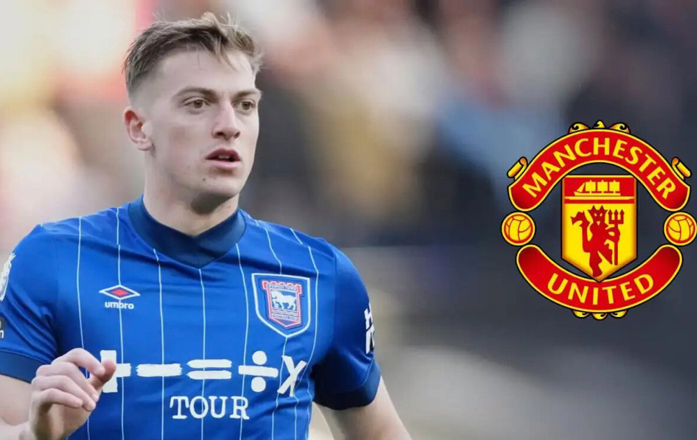 Liam Delap with Man UTD badge 1320x742.jpg