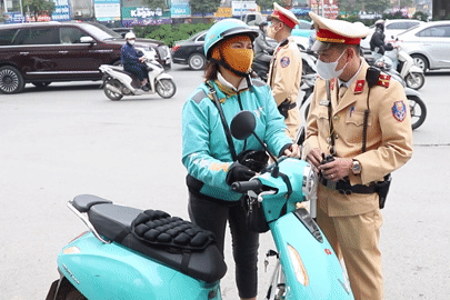 Nghe lời khách đi lên hè, tài xế xe công nghệ bật khóc khi bị xử phạt