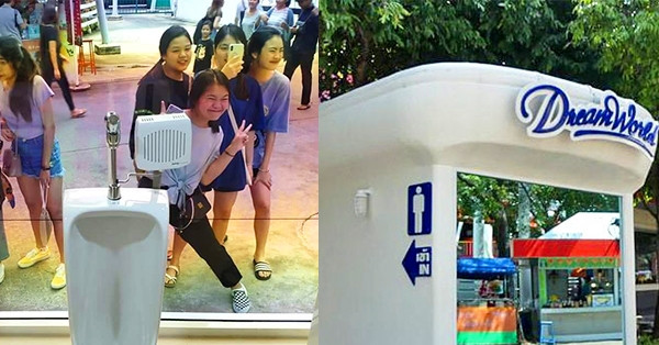 Nhà vệ sinh trong công viên lắp gương 2 chiều gây tranh cãi